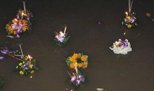 Krathongi, małe przyozdobione tratewki, puszczone na wodzie