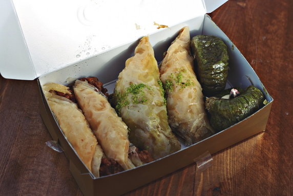 Baklawa w różnej formie. Są to fıstıklı sarma, czyli zawinięte w rulon bardzo cienkie płaty ciasta z mnóstwem pistacji oraz trójkąty - üçgen baklava.