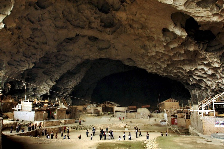 We wsi Miao w Chinach uczniowie uczęszczają do szkoły podstawowej ...