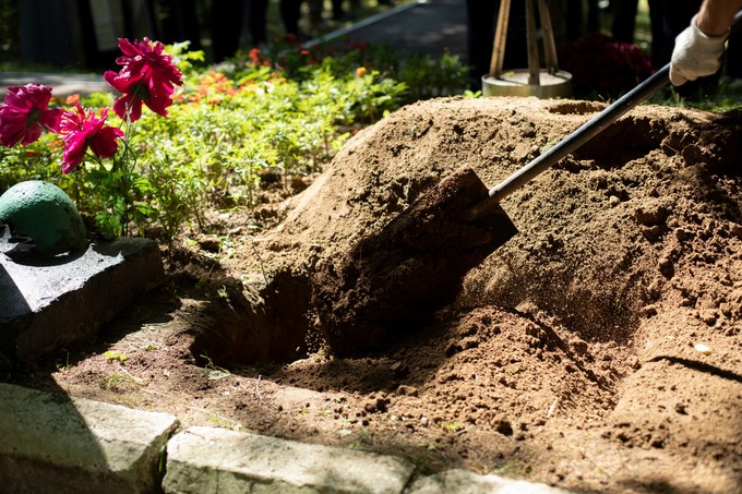 Hátborzongtató dolgot találtak egy temetőben: amint beleszúrták az ásókat a földbe, elsápadtak a félelemtől