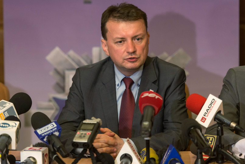 Minister spraw wewnętrznych i administracji Mariusz Błaszczak podczas konferencji prasowej we Wrocławiu. Policja zatrzymała podejrzanego o podłożenie ładunku wybuchowego w autobusie.