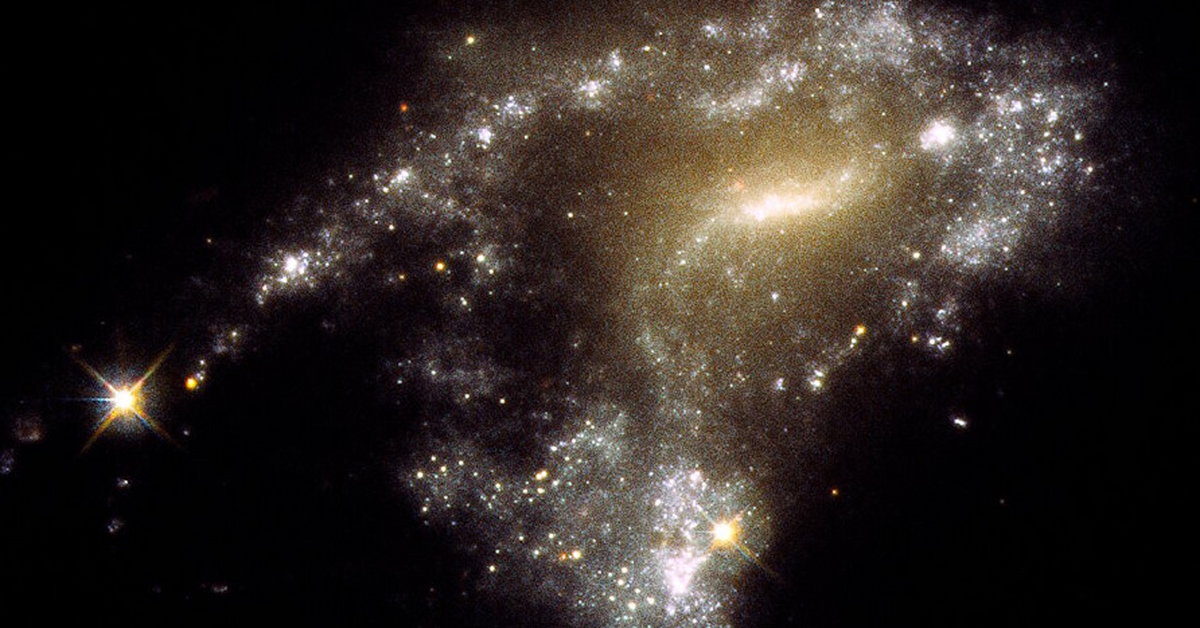 The Hubble Telescope spotted a string of “galactic pearls”