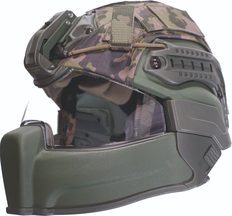 Hełm HBT-02 wraz z osłoną na szczęki oraz wizjerem. Widoczna po prawej stronie boczna szyna umożliwia montaż różnych akcesoriów.