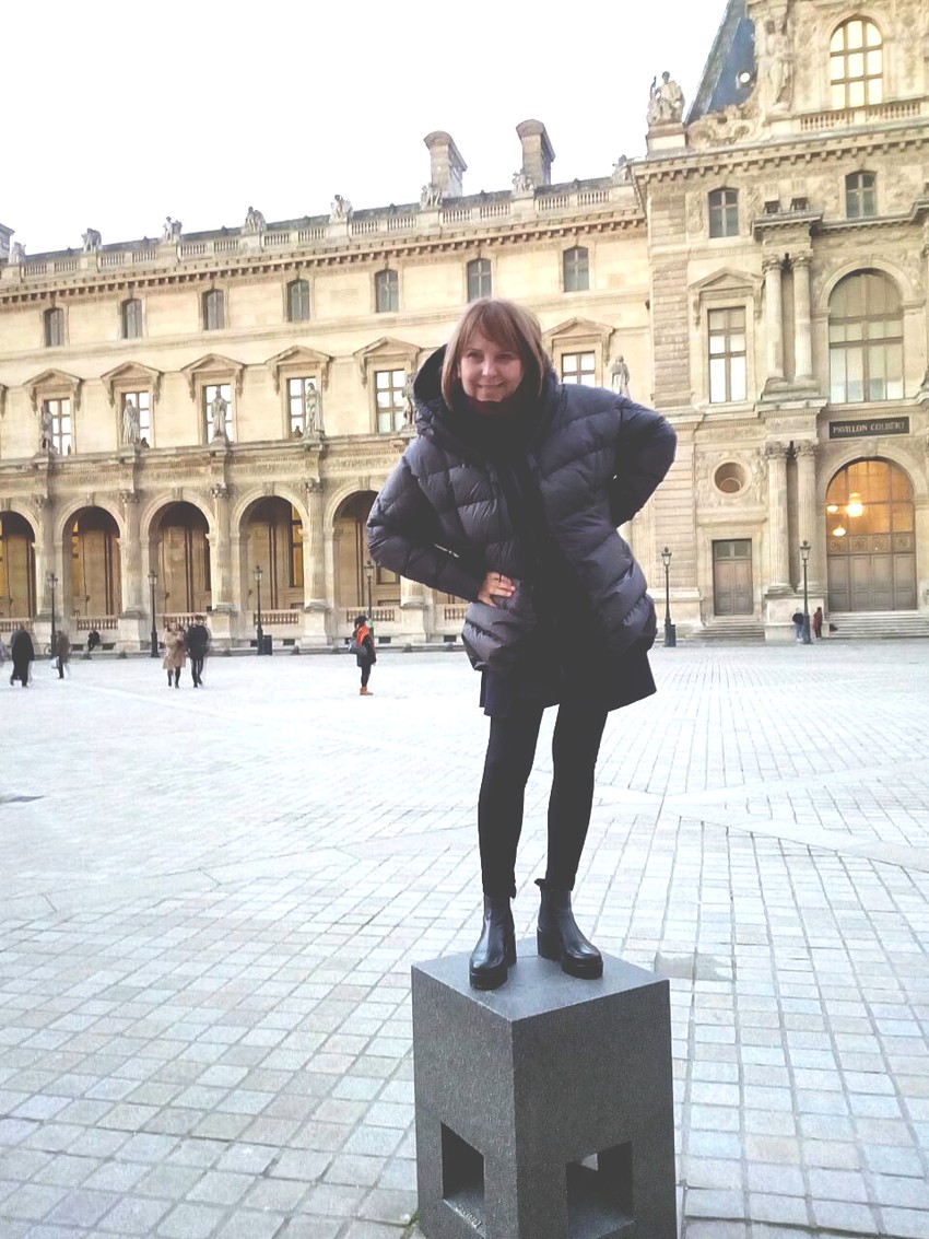 Bilja Krstić ispred Luvra, posle nedavnog nastupa u Parizu 