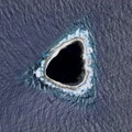 Internauci znaleźli "czarną dziurę" w oceanie na Google Maps i wybuchła dyskusja. "To nie wygląda jak wyspa"