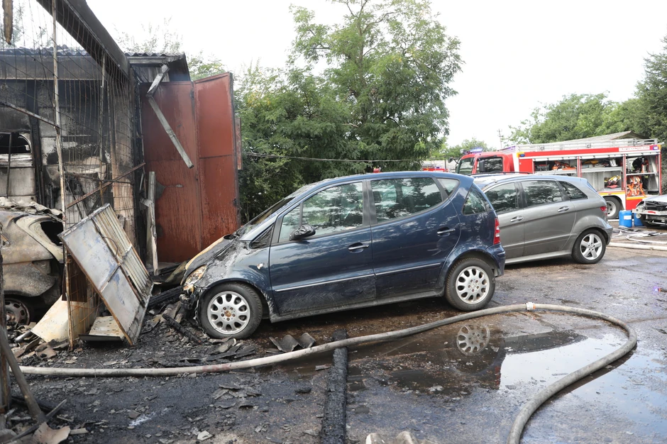 Izgoreli automobili ispred garaže