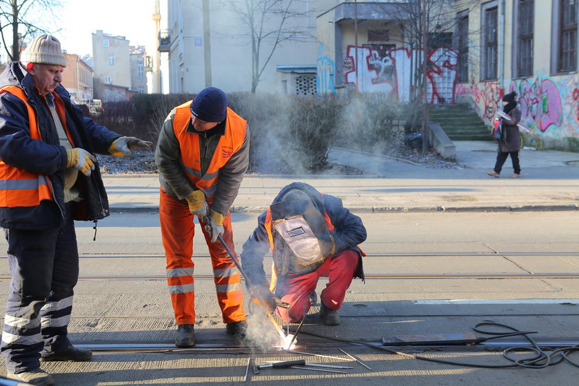 Na Gdańskiej w Łodzi torowisko tramwajowe uszkodzone. Nie kursowały tramwaje. Komunikacja zastępcza MPK z Placu Wolności do Żeromskiego