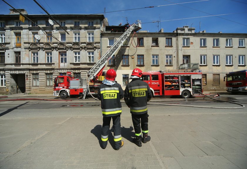 Pożar kamienicy przy skrzyżowaniu ul. Kilińskiego i Przybyszewskiego