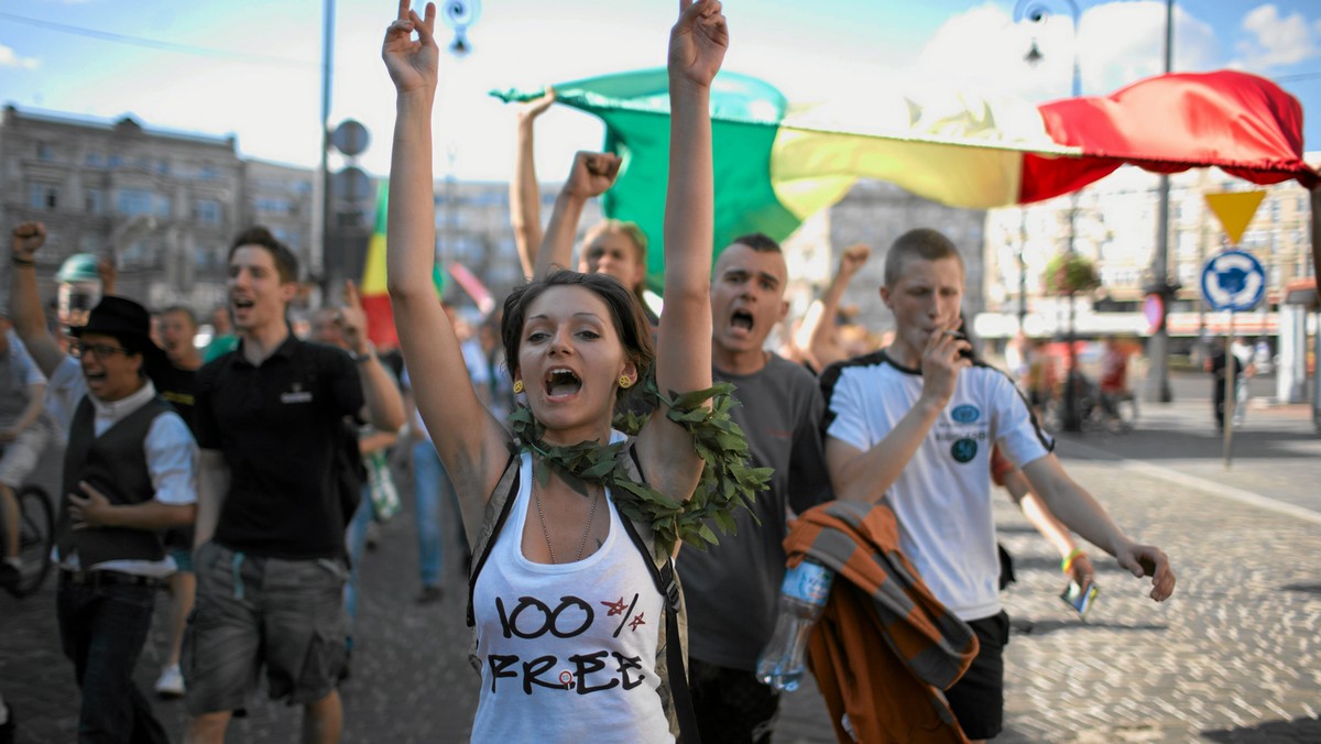 Dwie manifestacje, niemal jednocześnie i obok siebie, rozpoczęły się w sobotę w centrum Wrocławia. Pierwsi na Rynku swój "Marsz kominiarek" rozpoczęli członkowie Narodowego Odrodzenia Polski. Z kolei 4. Wrocławski Marsz Równości Stowarzyszenia Q Alternatywie wyruszył z pl. Jana Pawła II, i zmierza do Rynku.