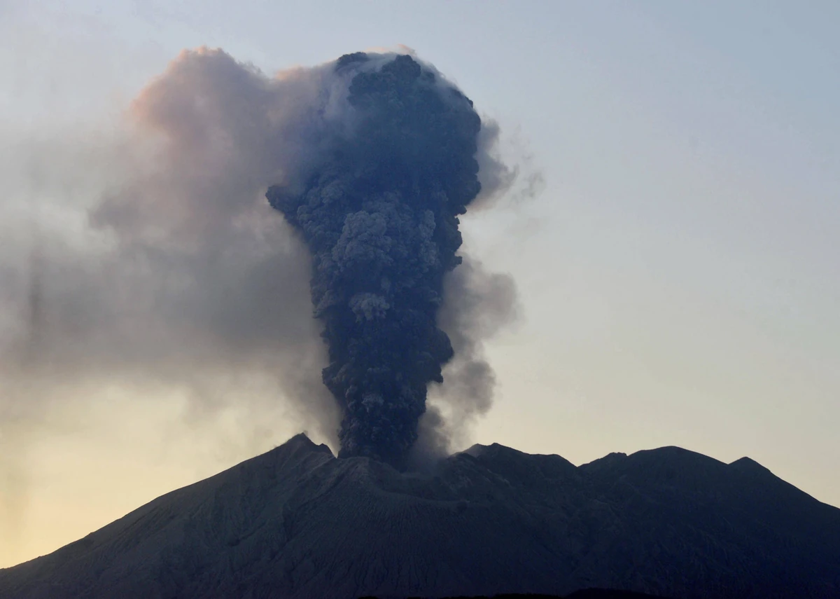 Silny wybuch wulkanu Sakurajima na wyspie Kiusiu w Japonii - Dziennik.pl