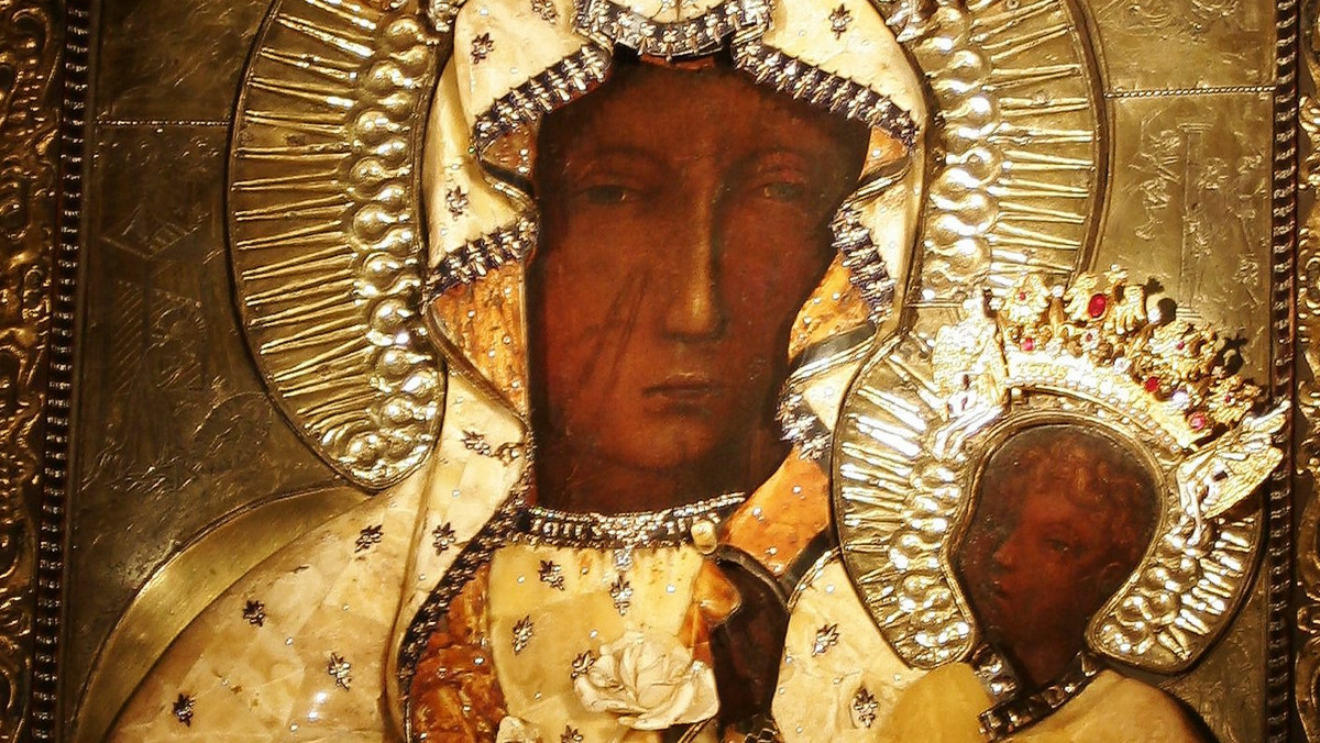 Obraz Matki Bożej Częstochowskiej w złotych koronach, które papież Jan Paweł II pobłogosławił w przeddzień swojej śmierci i w bursztynowo-brylantowej sukience
