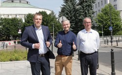 Konfederacja donosi na Czarzastego. Wyciąga też pozostałym liderom Lewicy magnesy z Mao i koszulkę z Marksem