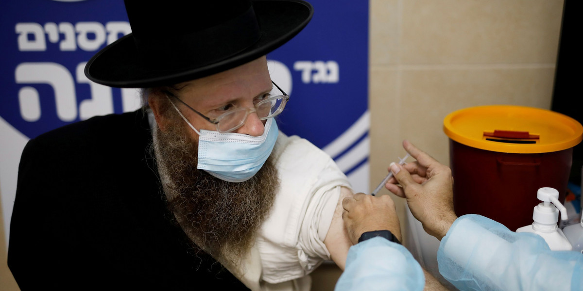 Program szczepień w Izraelu jest wyjątkowo skuteczny, a dzięki zinformatyzowanemu systemu opieki zdrowotnej powstała gigantyczna baz danych dotyczących skuteczności szczepionki i jej skutków ubocznych.