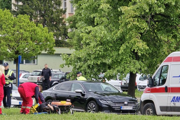 OBOREN PEŠAK VAN PEŠAČKOG PRELAZA Teška nesreća u Novom Sadu, muškarac prevezen u bolnicu
