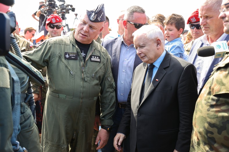 Wicepremier, prezes PiS Jarosław Kaczyński i dowódca 32. Bazy Lotnictwa Taktycznego płk pil. Piotr Ostrouch na pikniku wojskowym w Uniejowie