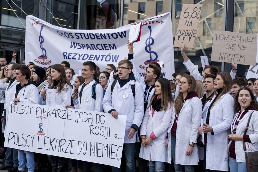 Pikieta studentów medycyny w geście poparcia dla protestujących lekarzy-rezydentów z Warszawy