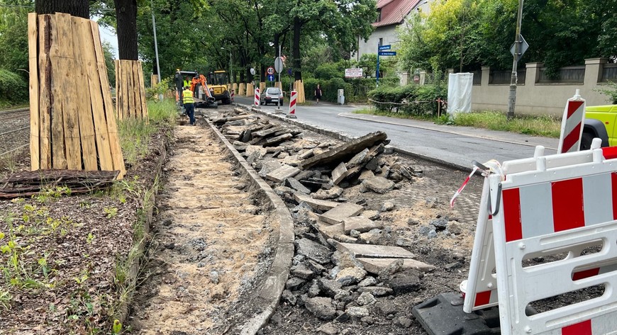 Na ul. Olszewskiego rozbierana jest część dawnej drogo rowerowej po północnej stronie