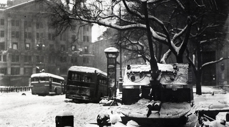 Budapest ostroma - a fotó 1945-ben, a Deák térnél készült / Fotó: Fortepan - Vörös Hadsereg