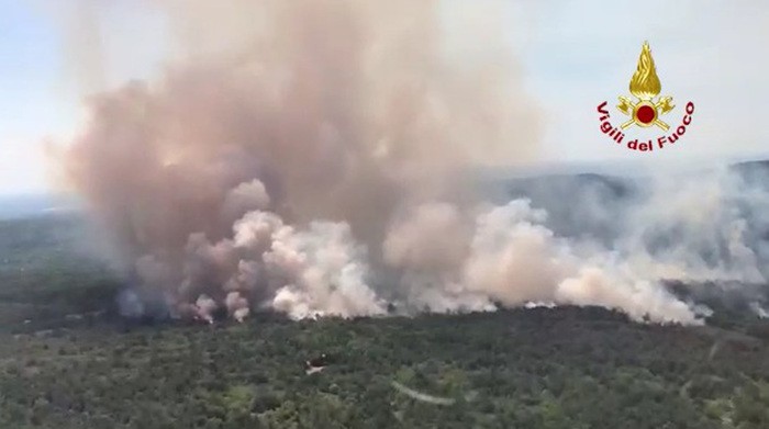 Požiar sa hasičom nedarí uhasiť. 