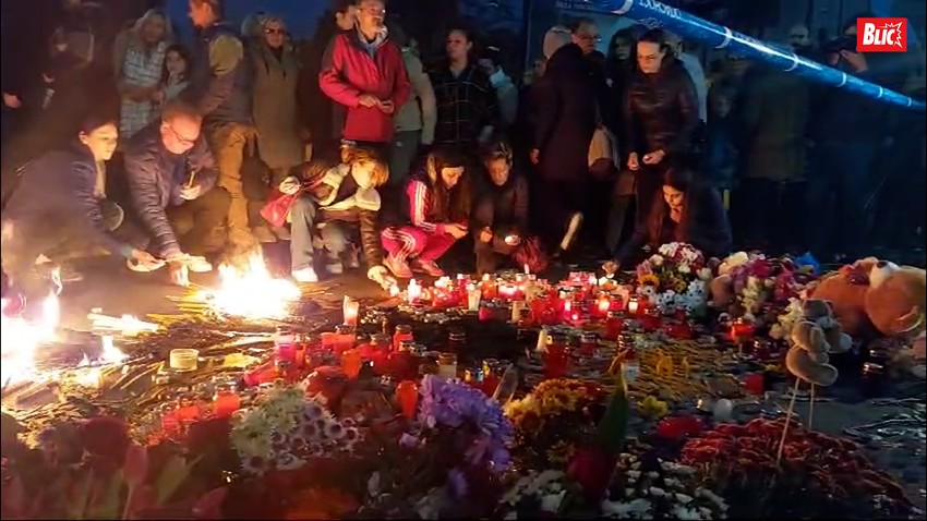 Građani pale sveće u Novom Sadu_mr.jpg