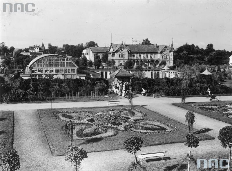 Ciechocinek w latach 1932-1939 - budynek krytego basenu solankowo-termalny, w głębi budynek pensjonatu "Kościuszko"