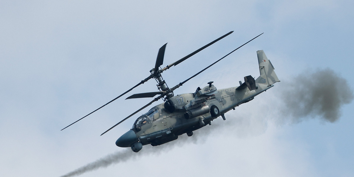 Rosyjski helikopter wojskowy Ka-52 "Alligator" wystrzeliwuje rakietę podczas zawodów Aviadarts w ramach Międzynarodowych Igrzysk Wojskowych 2021 na poligonie Dubrowicze pod Ryazanem w Rosji, 27 sierpnia 2021 r.