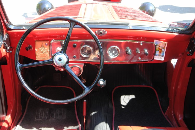 Zabytkowe maluchy odwiedziły niedawno Warszawę, i pędzą dalej