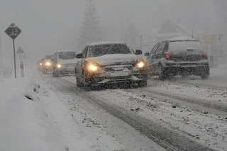 Zakopianka biała, służby nie nadążają. Policja: Warunki zdecydowanie trudne