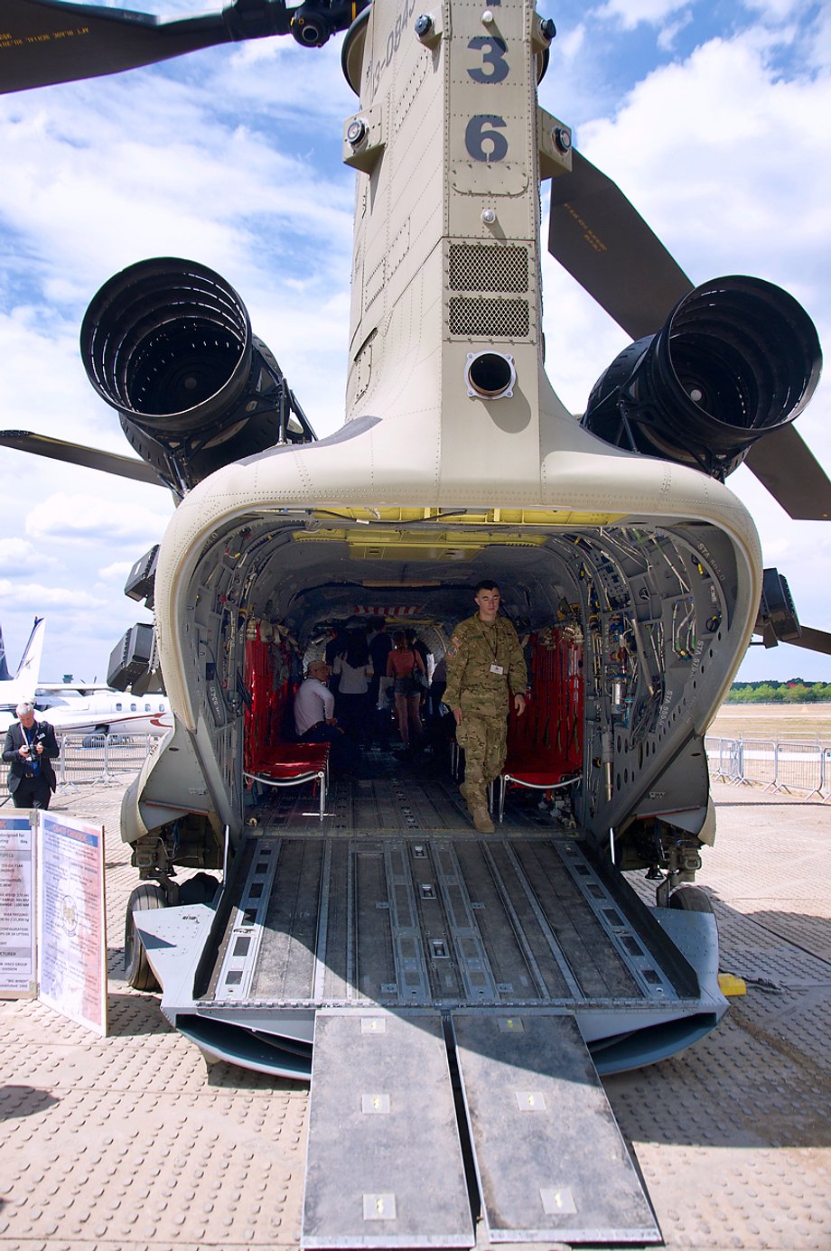 CH-47 jest kolejną generacją śmigłowców Chinook. Zmieniono silniki, ulepszono awionikę, wzrósł też udźwig. 