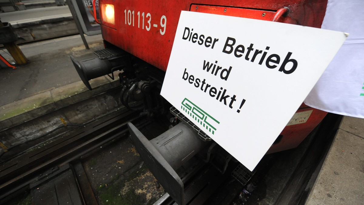 Maszyniści niemieckiej kolei Deutsche Bahn oraz sześciu prywatnych przewoźników kolejowych przystąpili rano do strajku ostrzegawczego. To już trzeci strajk na kolei w Niemczech w ciągu minionych dwóch tygodni.