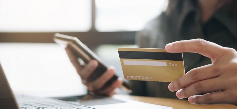 Bank zablokował jej konto, bo... miała za dużo pieniędzy. Przejął także część kwoty