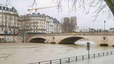 Woda do pasa, ewakuacja mieszkańców - ogromne powodzie we Francji