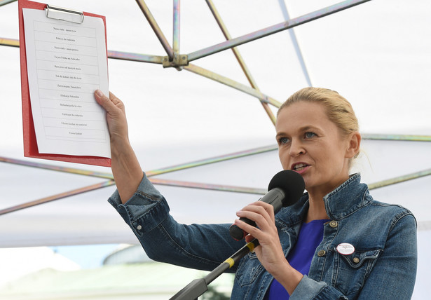 Liderka stowarzyszenia Inicjatywa Polska Barbara Nowacka przemawia na demonstracji "Ani kroku dalej - Ratujmy Kobiety", PAP/Radek Pietruszka