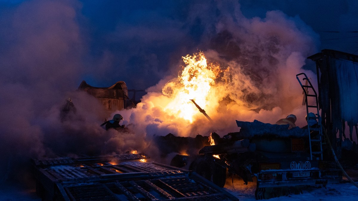 Ukrajinske službe za vanredne situacije gase požar u Kijevu, 24. januar 2026. 
