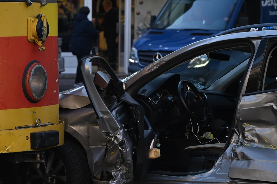 Vozač je neko vreme bio zaglavljen u automobilu