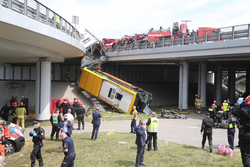 Autobus spadł z wiaduktu