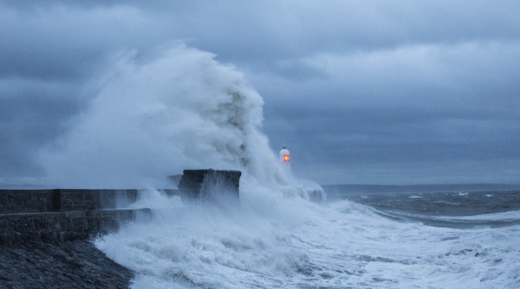 A vihar nem kíméli a Brit partokat sem. /Fotó: Northfoto
