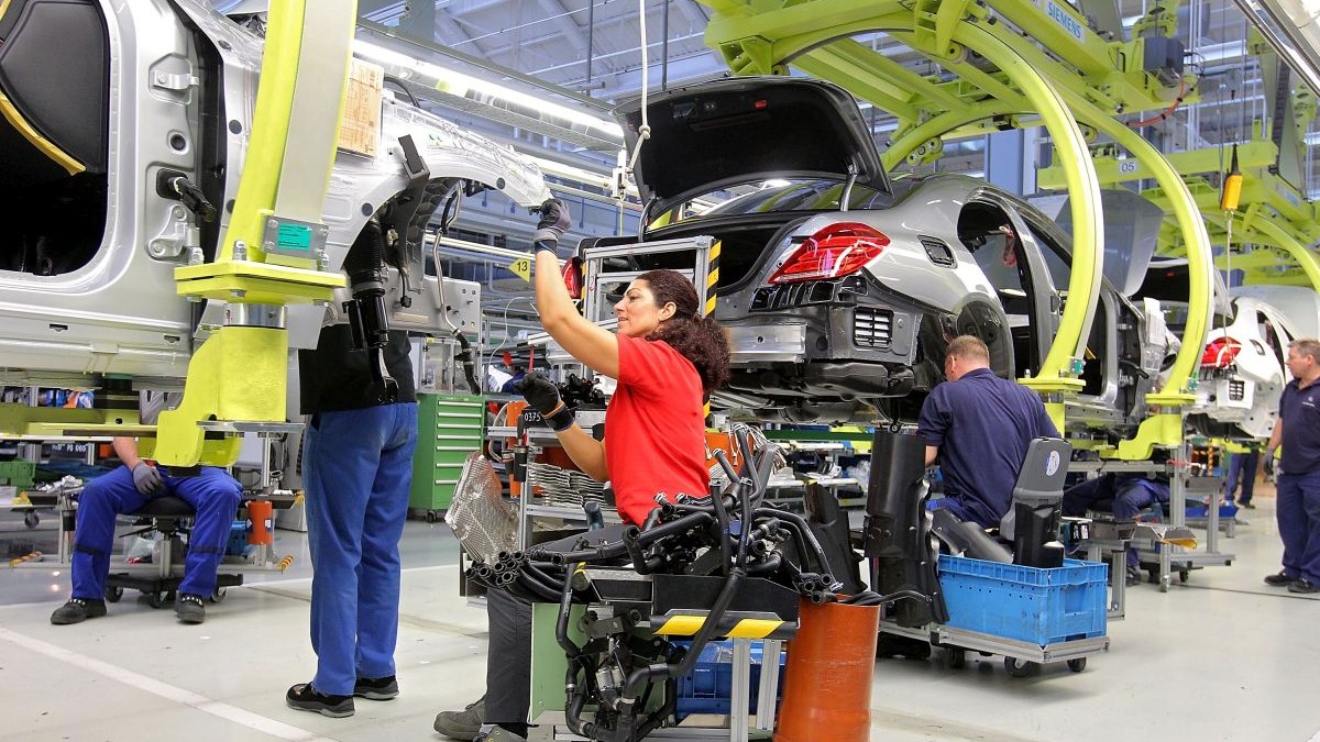 Le-a spus că românii câștigă mult mai puțin decât angajații germani și acum Mercedes vrea să închidă două fabrici