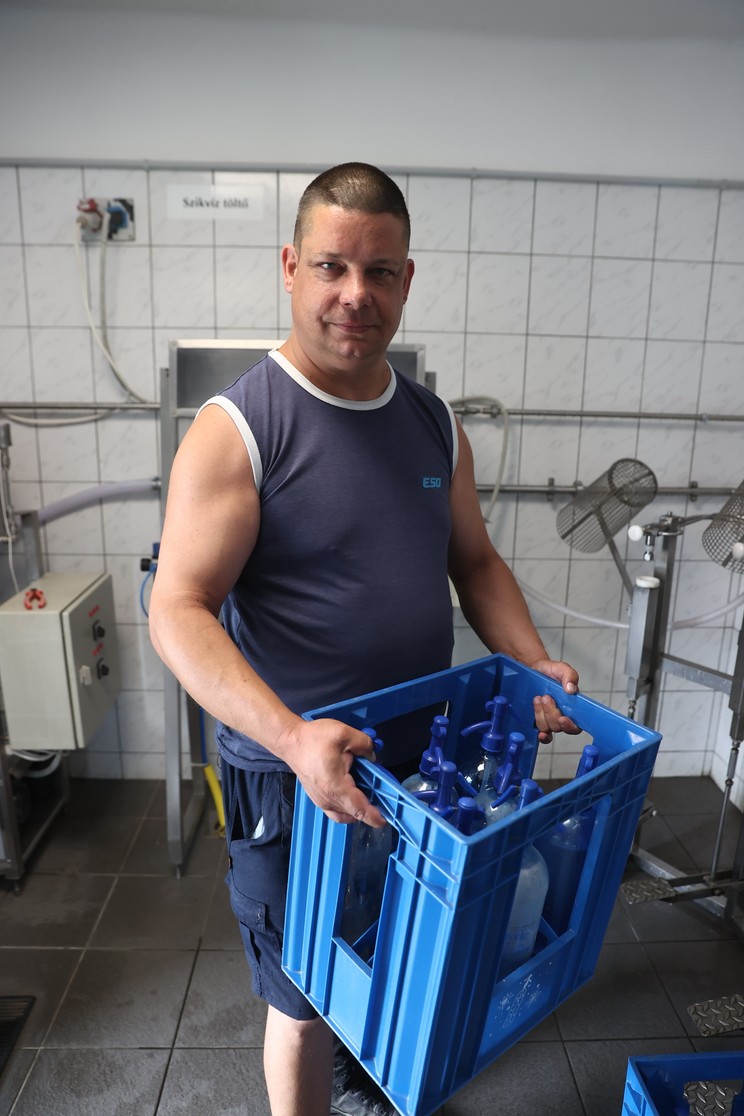 Lukács Antal szikvizes a miniszterekkel még nem találkozott, de a szocialista politikus állandó vendége