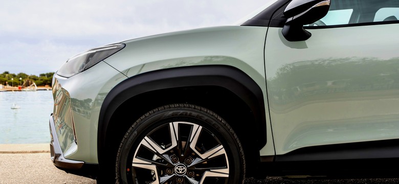 Ma silnik 1.5 i spala 2,73 l na 100 km. Nowa Toyota znika w ciemno. Ile kosztuje?