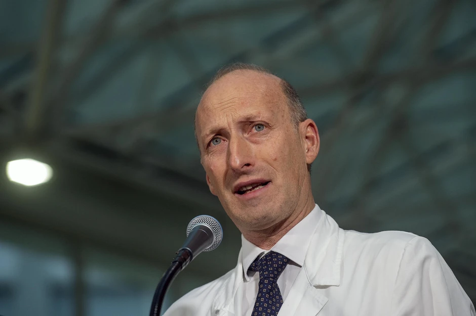 Serđo Alfijeri, lični hirurg i lekar pape Franje naglasio je da su svi bili zabrinuti zbog najnovije hospitalizacije zbog upale pluća i rekao da svi misle da papa neće preživeti