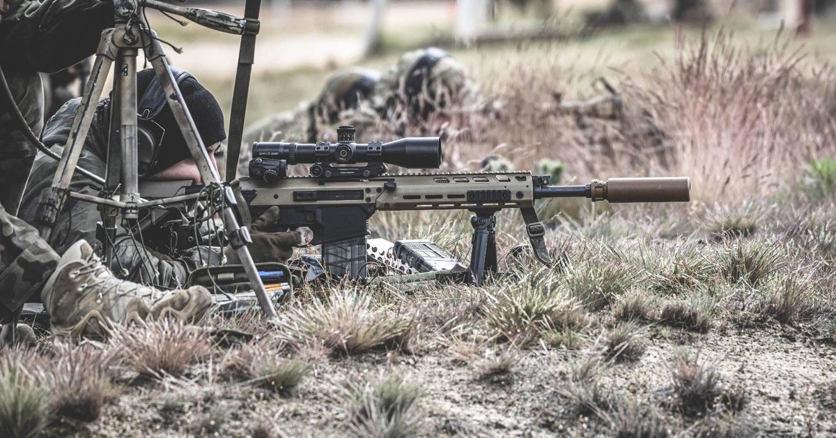 Niezwykła broń w rękach spadochroniarzy. To karabin wyborowy GROT 762N