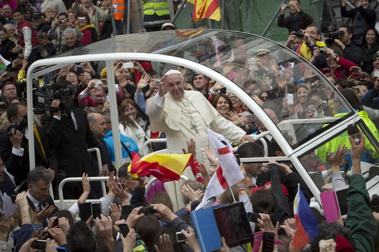 Papież Fanciszek w tłumie wiernych