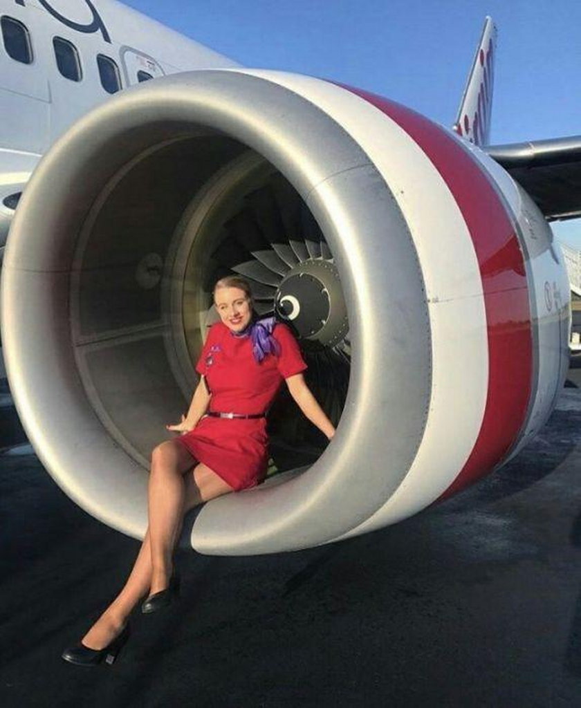 Seksowne stewardessy chwalą się atutami