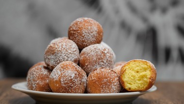 mniej tłuste i łatwe do zrobienia. tajemnicą tych pączków jest jeden składnik. przepis na pączki