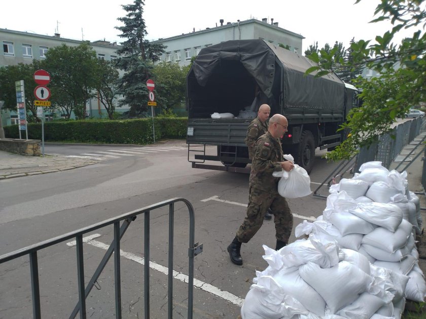 Zgierz sprząta po nawałnicy i broni się przed kolejnymi ulewami