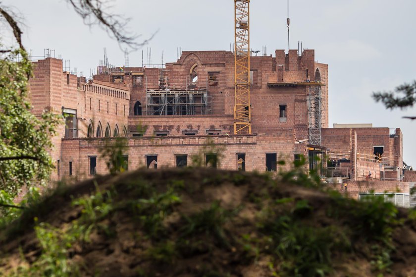 Tak powstawał zamek w Puszczy Noteckiej - zdjęcia