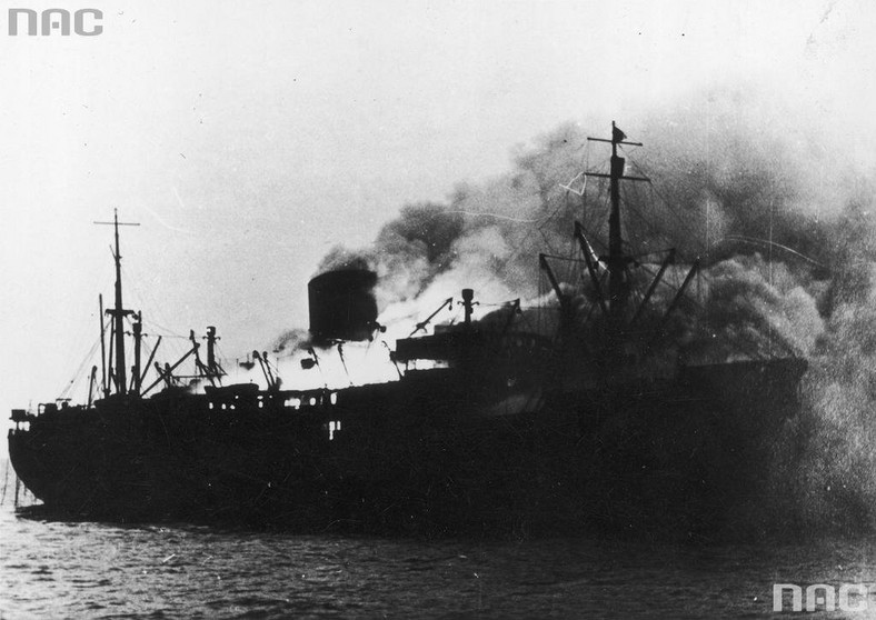 Statek "Chrobry" płonie w norweskim fiordzie, 15.05.1940 r.
