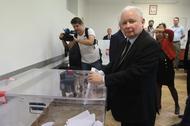 Jarosław Kaczyński podczas głosowania w wyborach parlamentarnych w 2019 r.