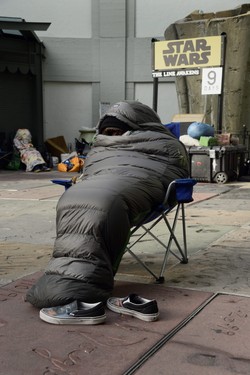 Fani "Gwiezdnych wojen" koczują w oczekiwaniu na premierę "Przebudzenia mocy" [ZDJĘCIA]